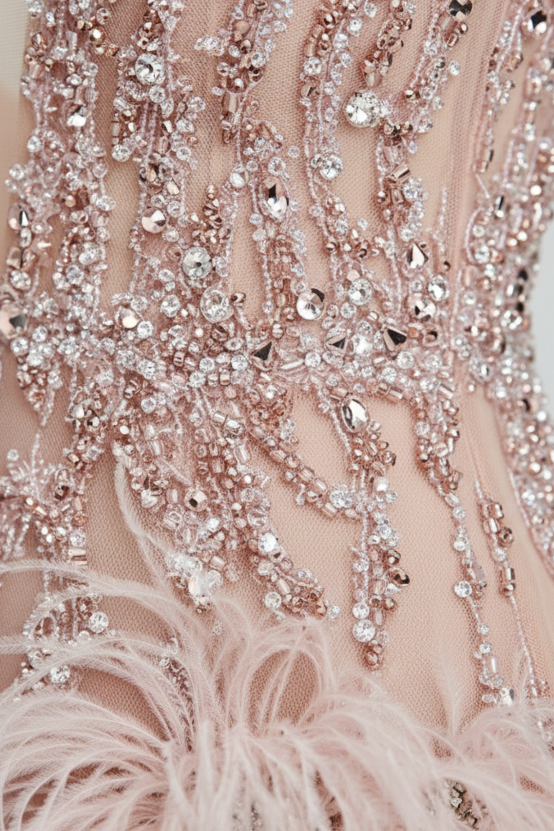 Robe à plumes ornée de paillettes pour femmes